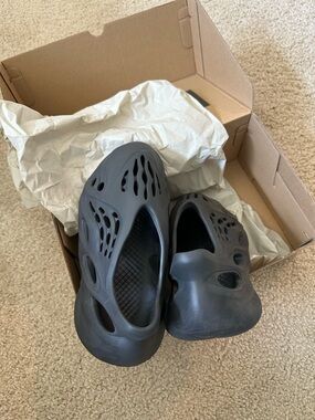 Yeezy Foam Runner in Black